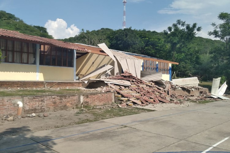 Daños en la Escuela Secundaría Juan José Arreola de Tolimán (Foto: Especial)
